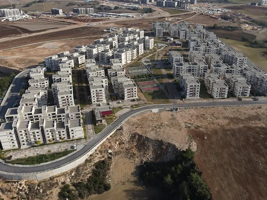Adana İli Sarıçam İlçesi, Buruk Mahallesi 825 Adet Konut, 1 Adet Kafe, 1 Adet Mescit, 2 Adet Büfe, 1 Adet Su Kulesi ve 1 Adet Su Deposu İnşaatları İle Altyapı ve Çevre Düzenlemesi İşi