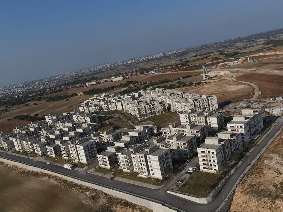 Adana İli Sarıçam İlçesi, Buruk Mahallesi 825 Adet Konut, 1 Adet Kafe, 1 Adet Mescit, 2 Adet Büfe, 1 Adet Su Kulesi ve 1 Adet Su Deposu İnşaatları İle Altyapı ve Çevre Düzenlemesi İşi
