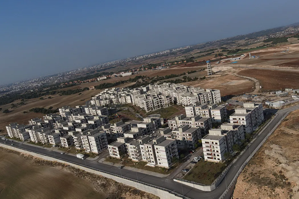 Adana İli Sarıçam İlçesi, Buruk Mahallesi 825 Adet Konut, 1 Adet Kafe, 1 Adet Mescit, 2 Adet Büfe, 1 Adet Su Kulesi ve 1 Adet Su Deposu İnşaatları İle Altyapı ve Çevre Düzenlemesi İşi