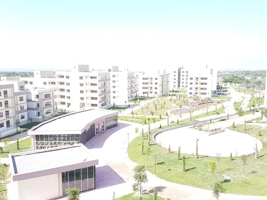 Adana İli Sarıçam İlçesi, Buruk Mahallesi 825 Adet Konut, 1 Adet Kafe, 1 Adet Mescit, 2 Adet Büfe, 1 Adet Su Kulesi ve 1 Adet Su Deposu İnşaatları İle Altyapı ve Çevre Düzenlemesi İşi