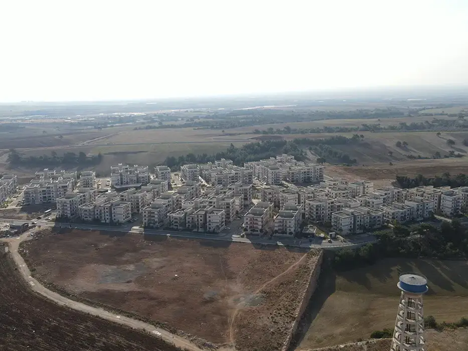 Adana İli Sarıçam İlçesi, Buruk Mahallesi 825 Adet Konut, 1 Adet Kafe, 1 Adet Mescit, 2 Adet Büfe, 1 Adet Su Kulesi ve 1 Adet Su Deposu İnşaatları İle Altyapı ve Çevre Düzenlemesi İşi
