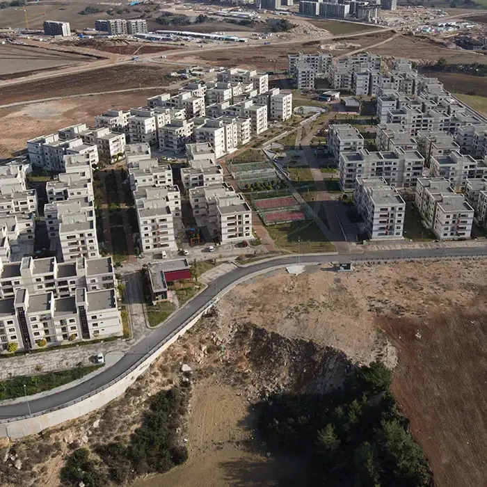 Adana İli Sarıçam İlçesi, Buruk Mahallesi 825 Adet Konut, 1 Adet Kafe, 1 Adet Mescit, 2 Adet Büfe, 1 Adet Su Kulesi ve 1 Adet Su Deposu İnşaatları İle Altyapı ve Çevre Düzenlemesi İşi