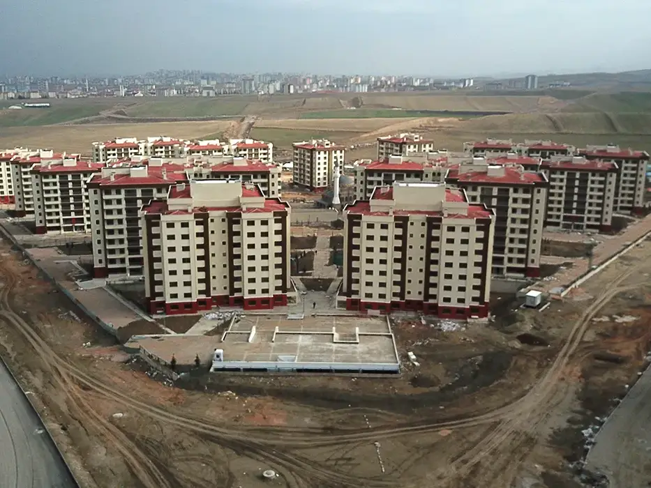 Ankara İli Sincan İlçesi Saraycık Mahallesi 2. Bölge 2. Etap 891 Adet Konut, 3 Adet Ticaret Merkezi , 1 Adet Mescit ve Otopark İnşaatları İle Altyapı ve Çevre Düzenlemesi İşi