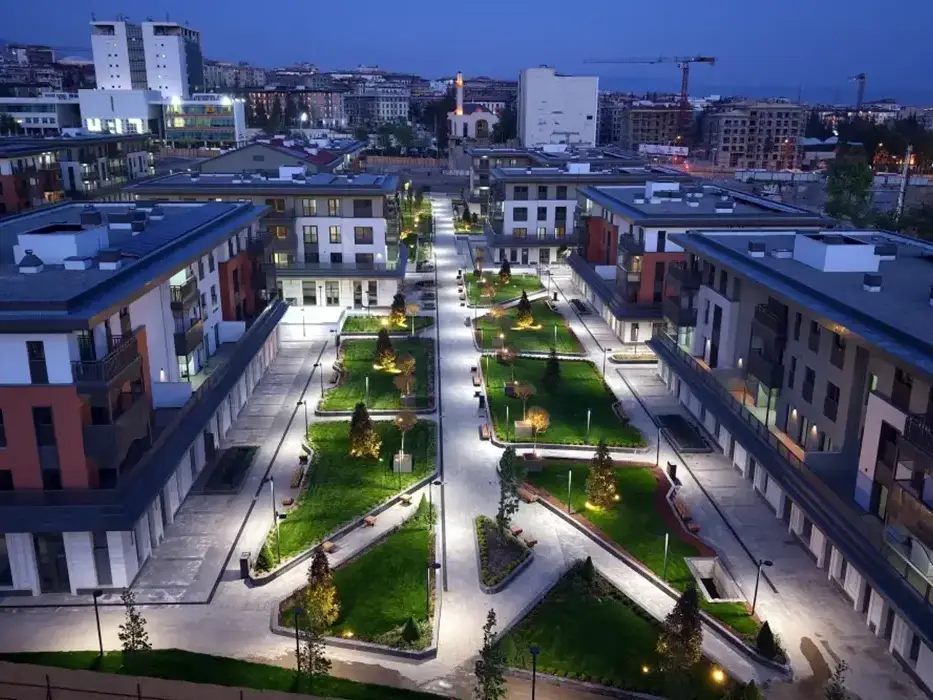 Kahramanmaraş İli, Onikişubat İlçesi, Hayrullah Mahallesi 3 ve 4 Numaralı Alan 223 Adet Konut ve 173 Adet Dükkan İnşaatları İle Altyapı ve Çevre Düzenlemesi İşi