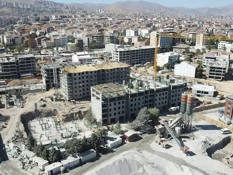 Malatya İli Merkez Battalgazi İlçesi İsmetiye, Niyazi ve Kavaklıbağ Mahalleleri 4. Bölge 2. ve 3. Etaplar 409 Adet Konut ve 136 Adet Dükkan İnşaatları İle Altyapı ve Çevre Düzenlemesi İşi