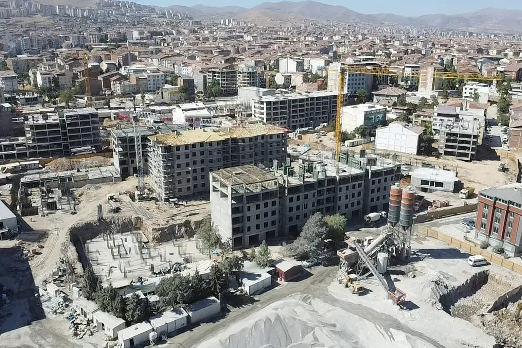Malatya İli Merkez Battalgazi İlçesi İsmetiye, Niyazi ve Kavaklıbağ Mahalleleri 4. Bölge 2. ve 3. Etaplar 409 Adet Konut ve 136 Adet Dükkan İnşaatları İle Altyapı ve Çevre Düzenlemesi İşi